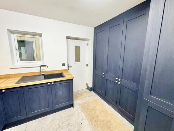 5 bed Semi-Detached to rent Image 6