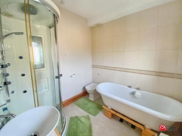 Ensuite Bath And Shower Room