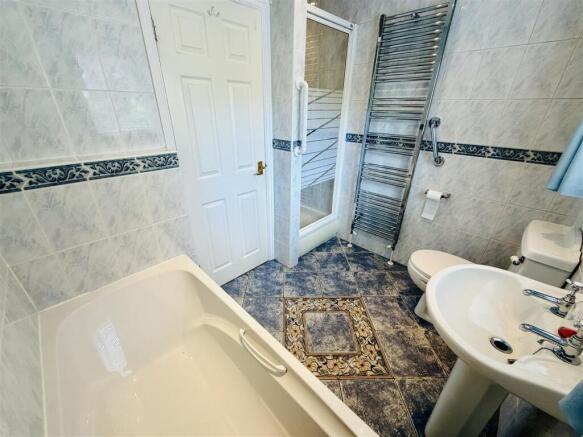 5 bed Detached to rent Image 12