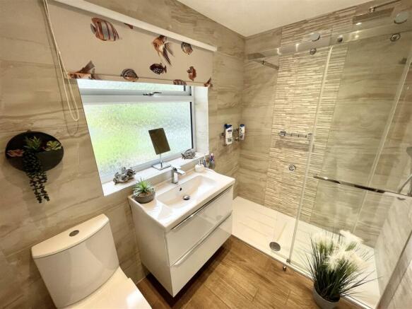 SHOWER ROOM :