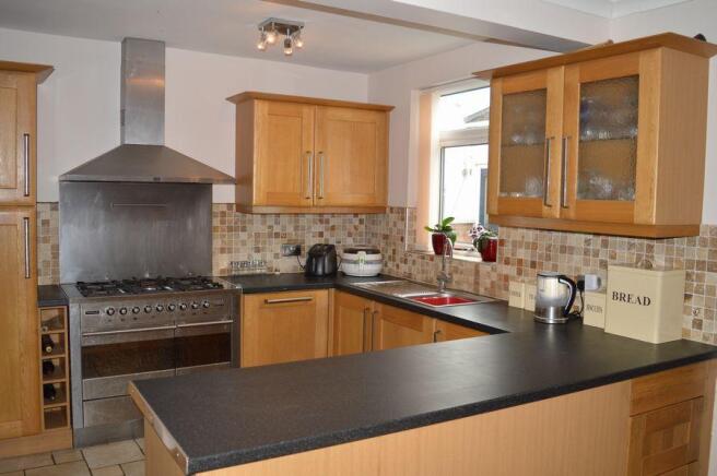 KITCHEN/DINING ROOM