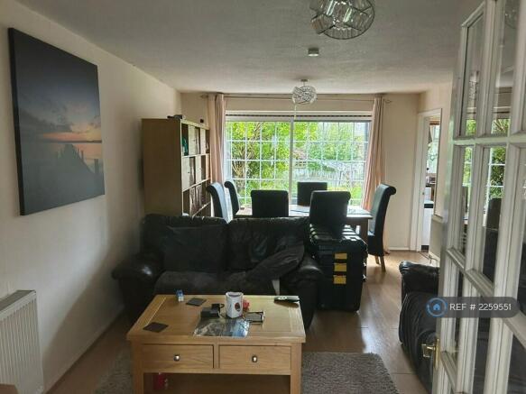 Lounge Poiting To Rear