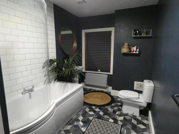 SPACIOUS BATHROOM