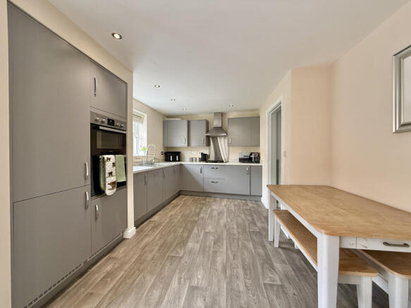 4 bed Town House for sale Image 6