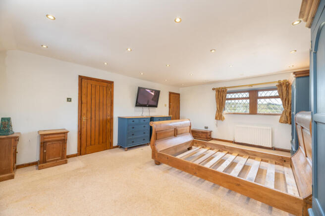 5 bed Detached for sale Image 9