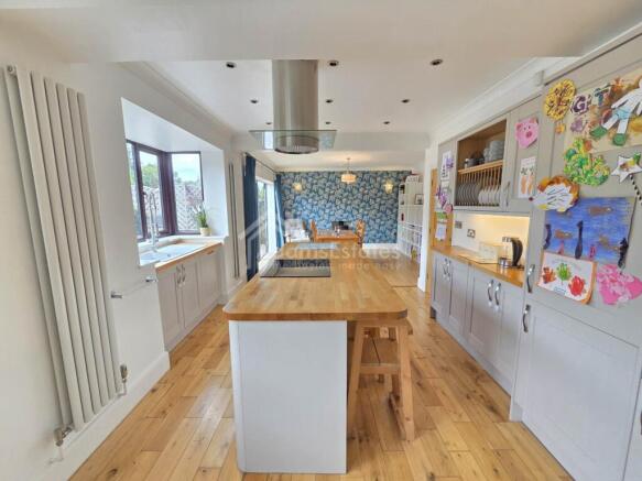 5 bed Detached for sale Image 6