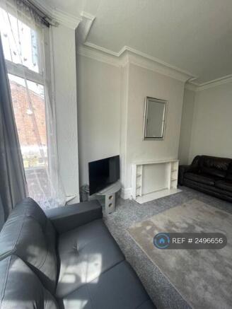 4 bed Semi-Detached to rent Image 4
