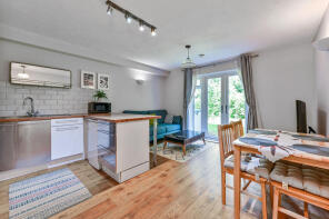 17, Heddington Grove, London N7 9SY