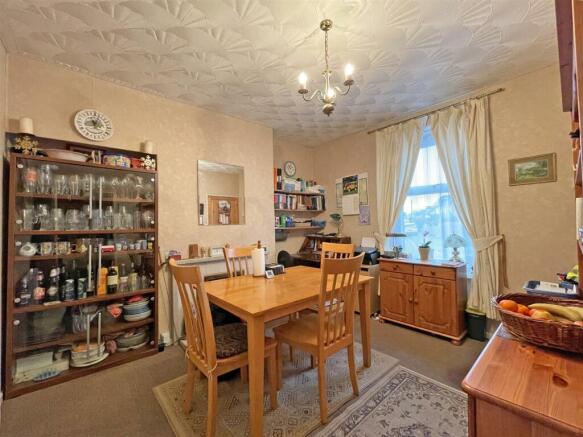 Barne Road 4a - Dining.jpg