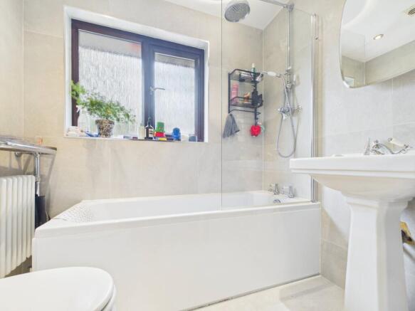 4 bed Detached to rent Image 7