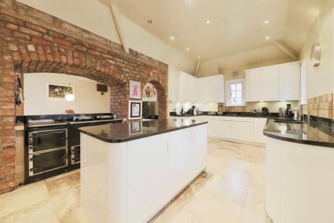 7 bed Detached for sale Image 6
