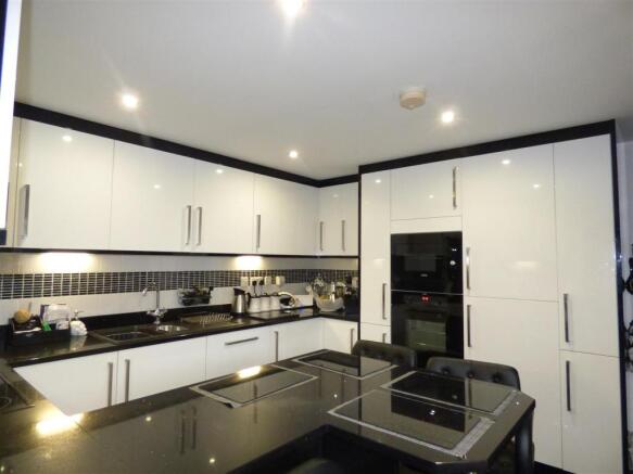 ANNEXE KITCHEN TWO 28 POPLAR.JPG