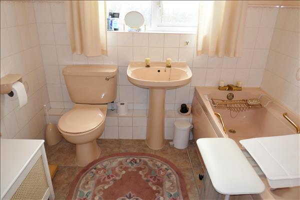 BATHROOM/WC: