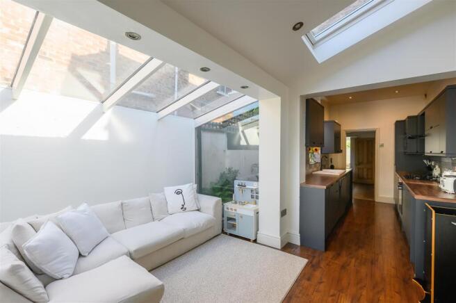 LIVING / KITCHEN 1