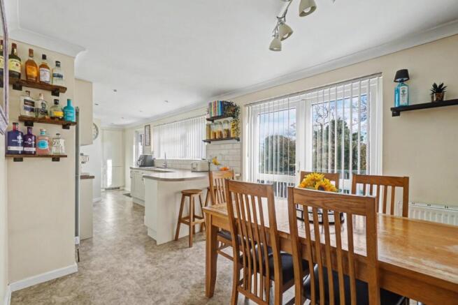 Lonsdale Drive, Rainham photo 4