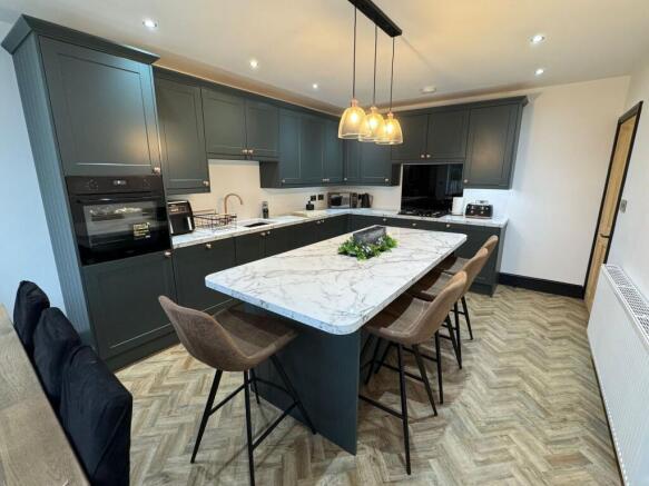 OPEN-PLAN KITCHEN & DINING ROOM
