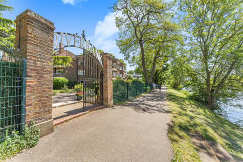 Laleham Road, Staines-upon-Thames, TW18