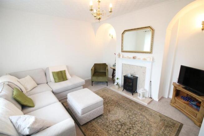 14 Pendle Cres-Lounge1.JPG