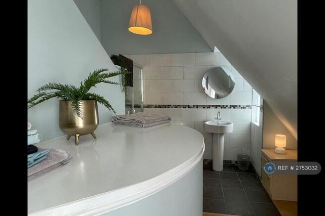 Master Kingsize  Bedroom En-Suite