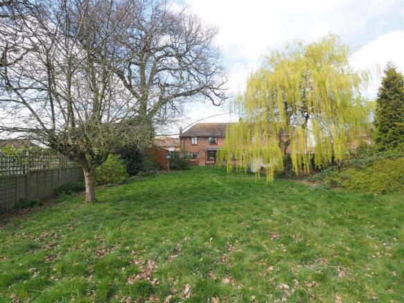 Extensive Rear Garden 432