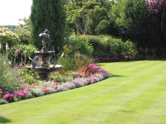 rear garden/fountain