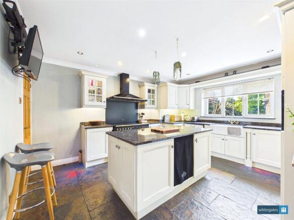 5 bed Detached for sale Image 6