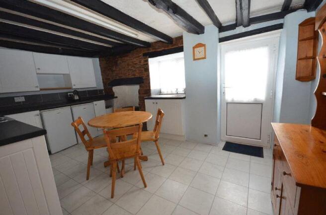 KITCHEN/DINING...