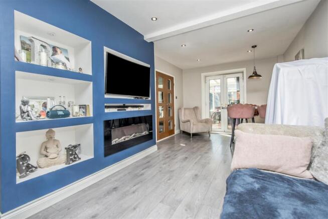 Living / Dining Room: