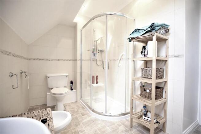 EN-SUITE SHOWER ROOM
