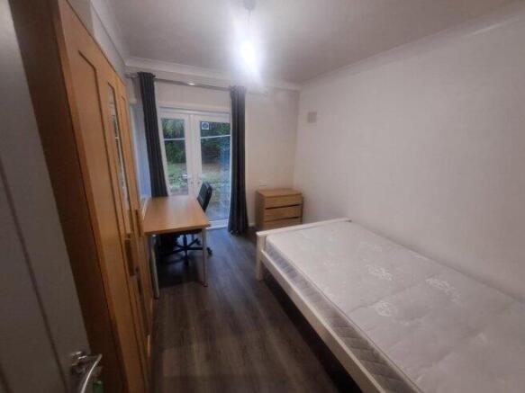 oundle-drive-ng8-1bn-1056337