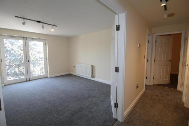 2 bed Apartment to rent Image 4