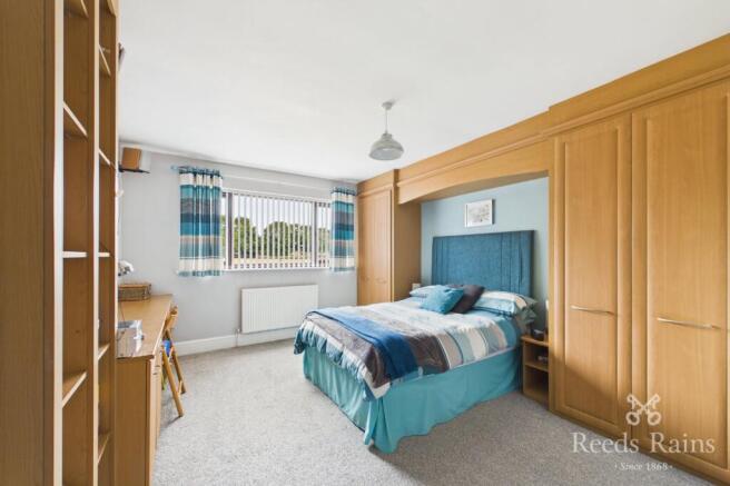 5 bed Detached for sale Image 4