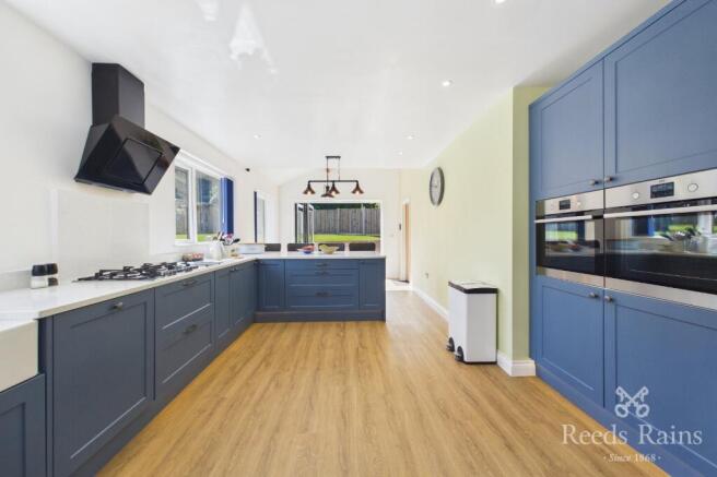 5 bed Detached for sale Image 7