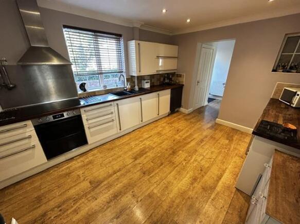 4 bed Semi-Detached for sale Image 5