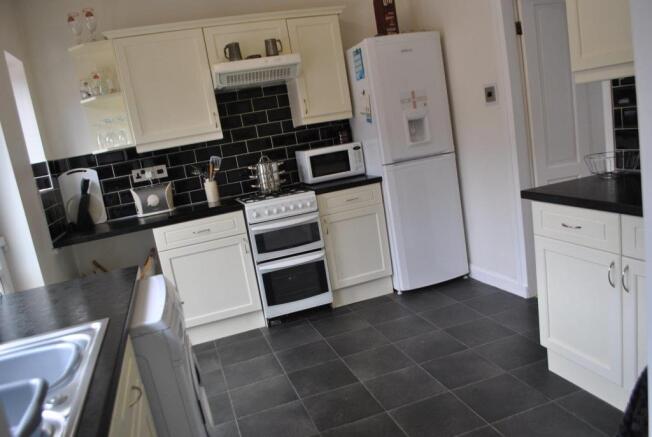 FITTED KITCHEN/BREAK