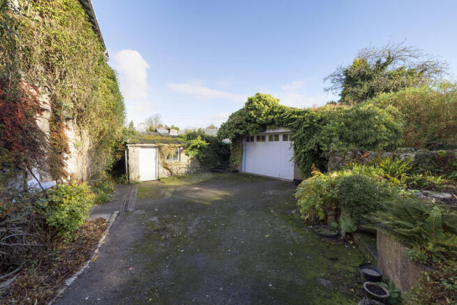 Driveway/Garage