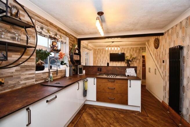 4 bed Detached for sale Image 8