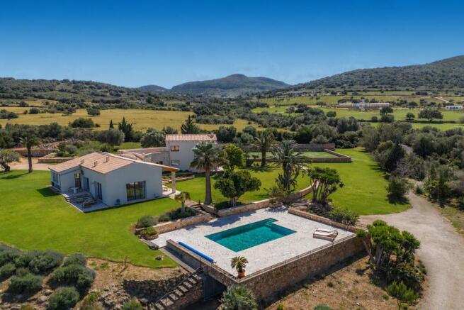 Exclusive luxury finca near Manacor with sea views, 1,072 sqm constructed area, tennis court and saltwater pool
