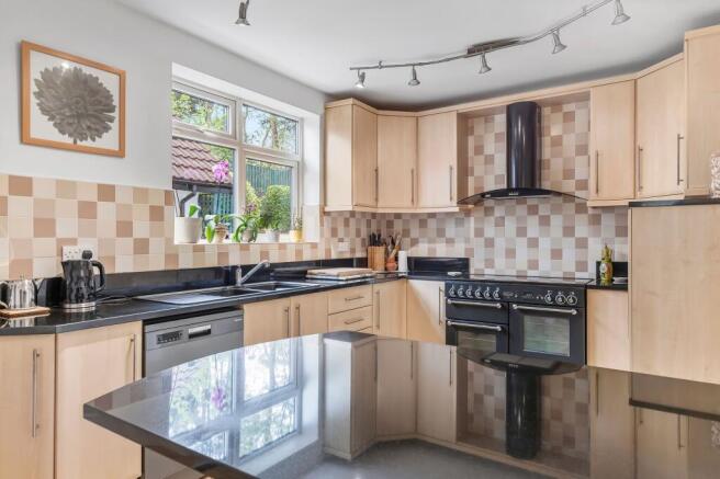 4 bed Detached for sale Image 8
