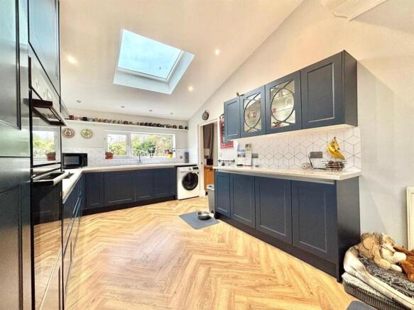 3 bed House for sale Image 4