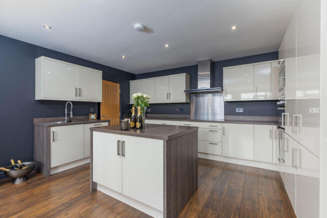 4 bed Detached for sale Image 7