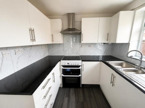 2 bed Semi-Detached Bungalow to rent Image 4