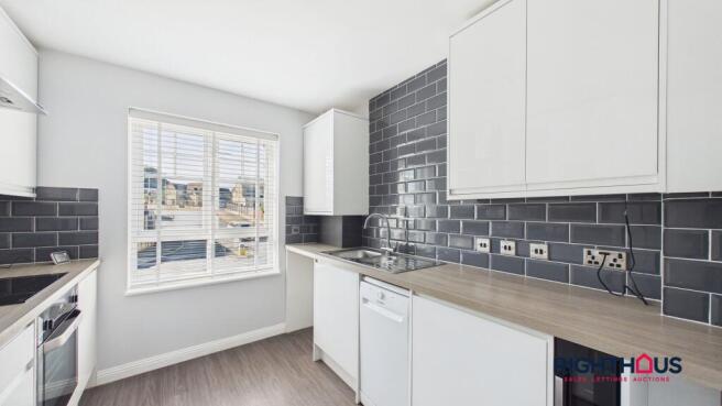 3 bed Flat to rent Image 12