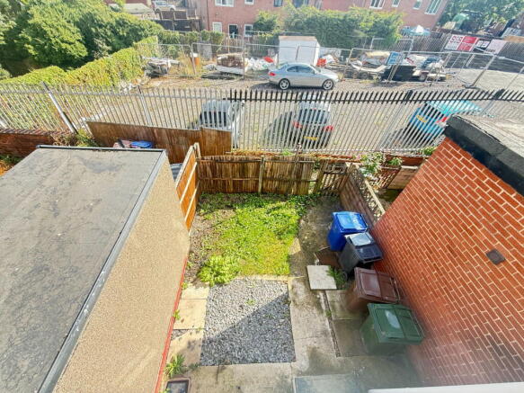2 bed Terraced to rent Image 12