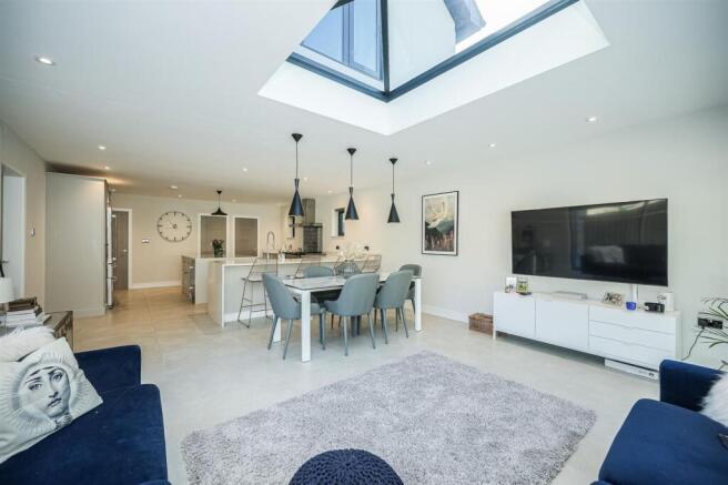 5 bed Detached for sale Image 7