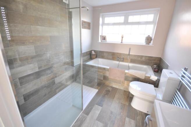 ENSUITE BATHROOM