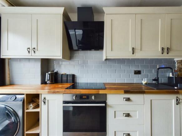 KITCHEN/DINING AREA