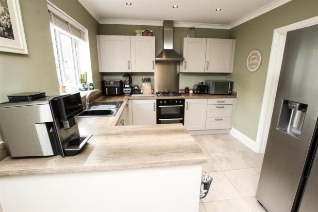 LARGE OPEN PLAN LIVING/DINING KITCHEN