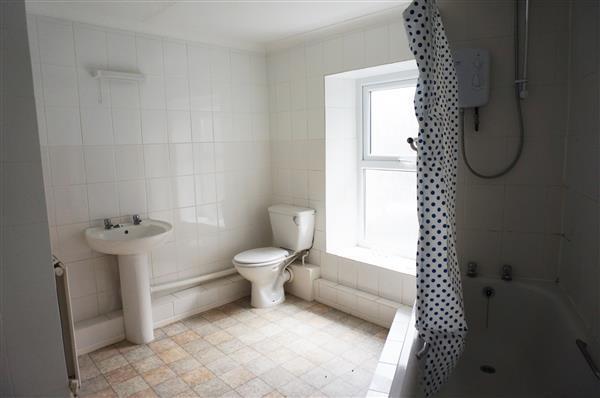FAMILY BATHROOM :