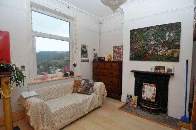 Bedroom/Sittin...